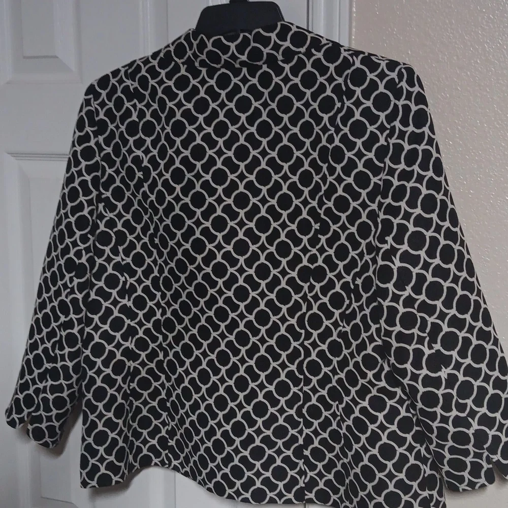 Ladies suit - Picture 2 of 6